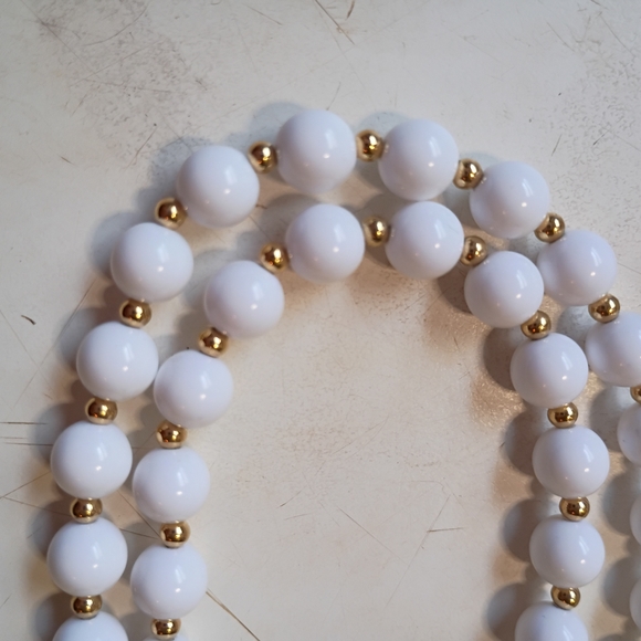 80s Signed Monet White and Gold Beaded Necklace - Picture 2 of 6